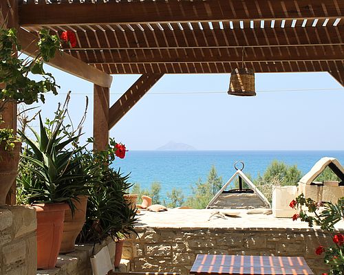 Ausbilck von Terasse auf das Meer - KALAMAKI HOLIDAYS